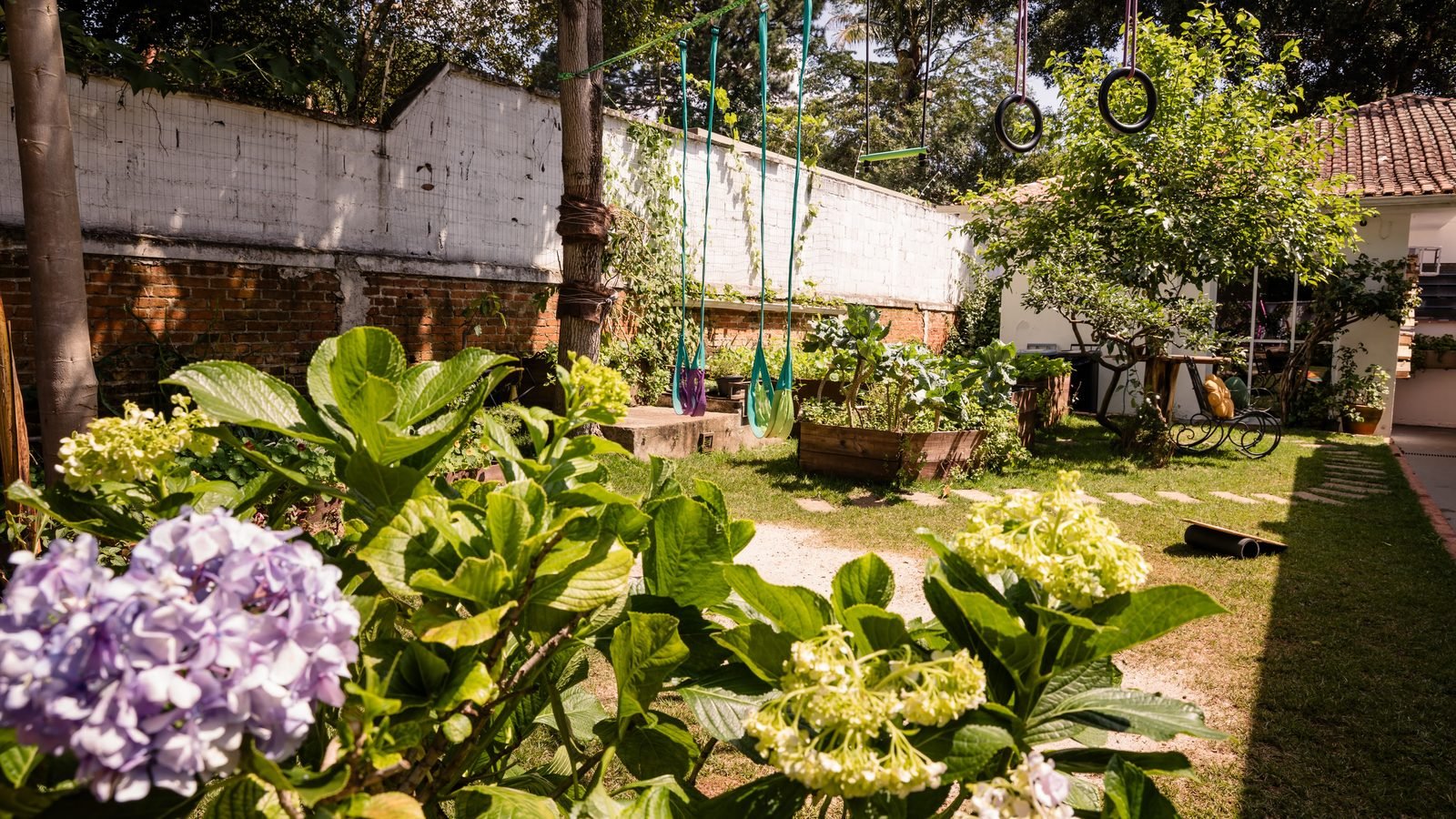 Horta didática da sede da NaCaZinha, com canteiros elevados de hortaliças